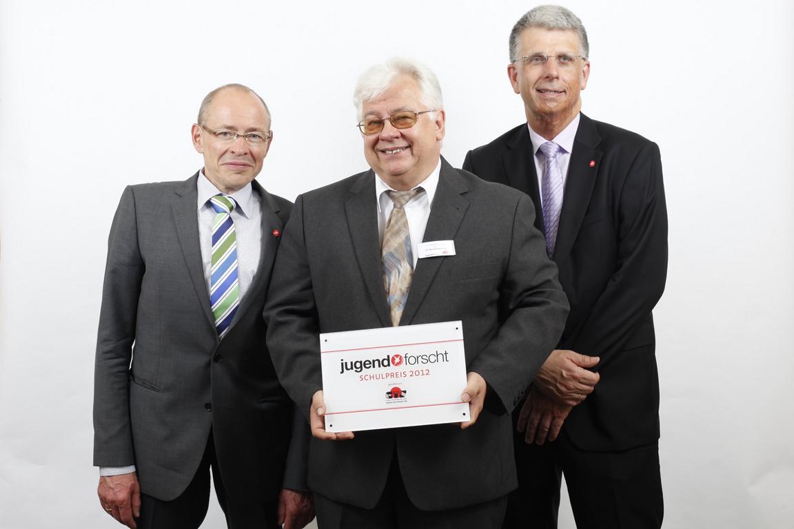 von links: Herr Eikmeyer (CTS Geschäftsführer), Herr Dr. Kokavecz, Herr Kock (stellvertretender Geschäftsführer der Stiftung Jugend forscht e. V.)  Schulpreis
