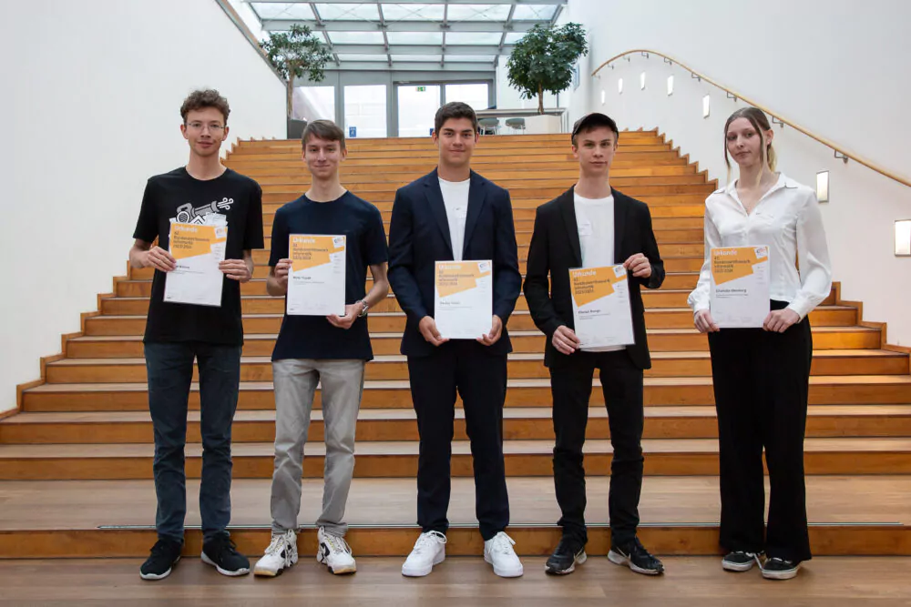 Máté (2.v.l.) gehört zu den Preisträgern des 42. Bundeswettbewerbs Informatik. (Fotoquelle: CHECK24) preistraegerin preistraeger 42 bundeswettbewerb informatik quelle check 24 1000x667.jpg