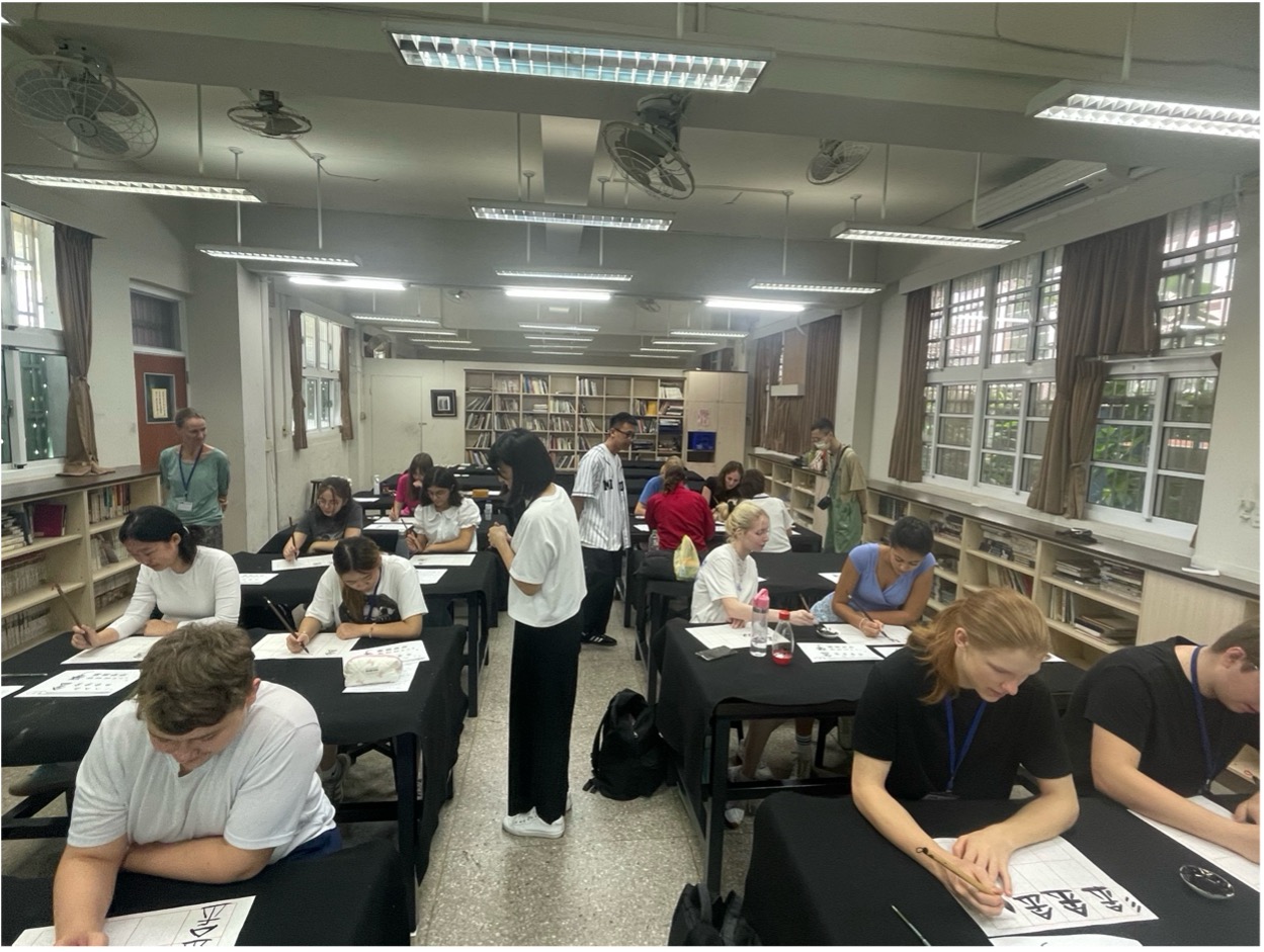 Kalligrafiestunde an der Partnerschule „Taipei Municipal Jinhua Junior High School“ taiwan 2024 3